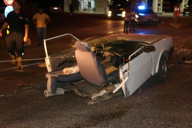 Manisa'da feci kaza! Otomobil ortadan ikiye bölündü-3