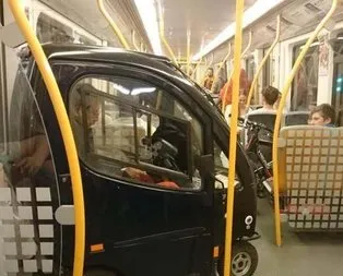 Metroya aracıyla binen adam
