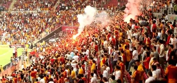 Spor Toto Süper Lig'de Galatasaray ile Fenerbahçe arasında yapılan derbide, sarı-kırmızılı taraftarlar ''Bir stadyumda tezahüratla ulaşılan en yüksek ses rekoru''nu kırarak Guinness Rekorlar Kitabı'na girdi.