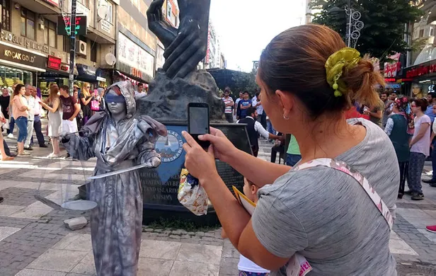 Kaos yürüyüşüne bayatlamış numaralarla destek-1