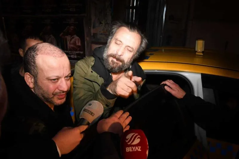 nejat-isler-leyla-the-band-konserinde-dagitti-iki-kisi-zor-tasidi-1791208409199.jpeg Gece hayatındaki vukuatlarına bir yenisini ekledi! Alkolü fazla kaçıran Nejat İşler iki kişinin desteğiyle mekandan çıktı-5