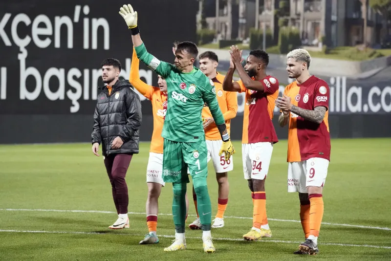Okan Buruk'tan büyük sürpriz! İşte Galatasaray'ın Adana Demirspor maçı 11'i - 12