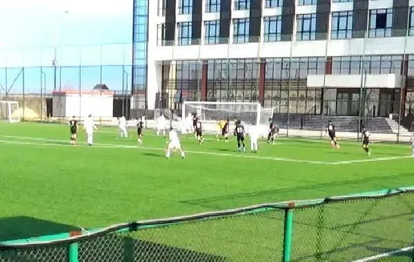Lig maçında korku dolu anlar: Hava topunda rakibiyle çarpışan genç futbolcu beyin kanaması geçirdi-2