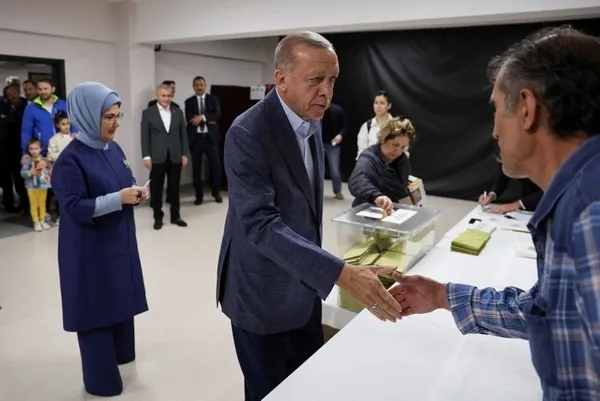 14 Mayıs Cumhurbaşkanlığı ve Milletvekili seçimlerinde oy verme sırasında Başkan Erdoğan’ı fark etmeyen seçmenin şaşkınlığı gülümsetti-4