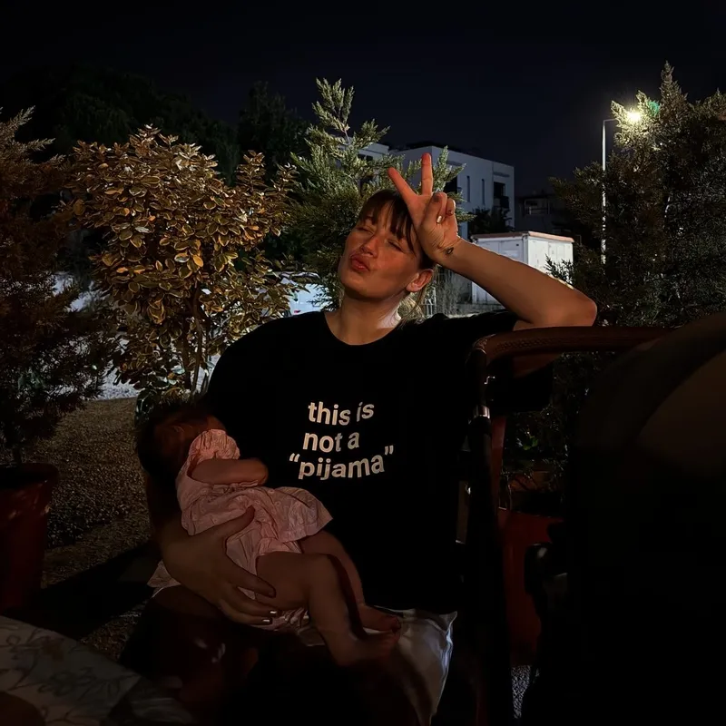 gizem-karaca-kizi-leyla-yazin-yuzunu-ilk-kez-gosterdi-annesinin-kopyasi-1771656750619.jpg Gizem Karaca kızı Leyla Yaz'ın yüzünü ilk kez gösterdi: "Annesinin kopyası"-3