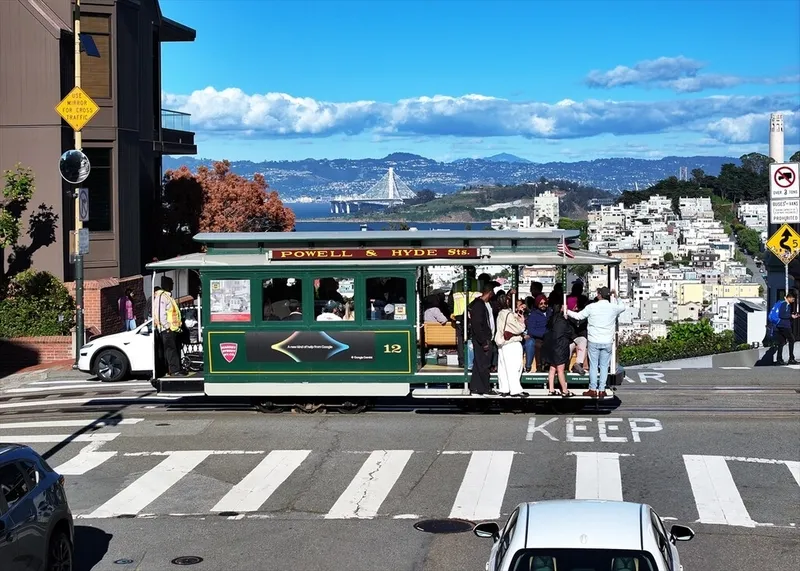 dunyanin-en-virajli-sokagi-havadan-goruntulendi-turist-akinina-ugruyor-1777449954318.jpg Dünyanın en virajlı sokağı havadan görüntülendi: Turist akınına uğruyor-4