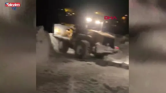 Hastayı 1 kilometre boyunca sırtlarında taşıyıp ambulansla ulaştırdılar