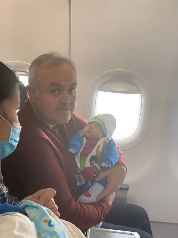 ak-partili-recep-sekerden-ucakta-kalp-krizi-geciren-bebege-hayati-mudahale-bebek-morarmis-kalbi-durmus-vaziyetteydi-1616171100308.jpeg AK Partili Recep Şeker'den uçakta kalp krizi geçiren bebeğe hayati müdahale: "Bebek morarmış, kalbi durmuş vaziyetteydi"-2