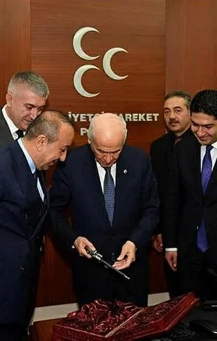 MHP lideri Devlet Bahçeli'ye 149 yıllık tabanca hediye edildi