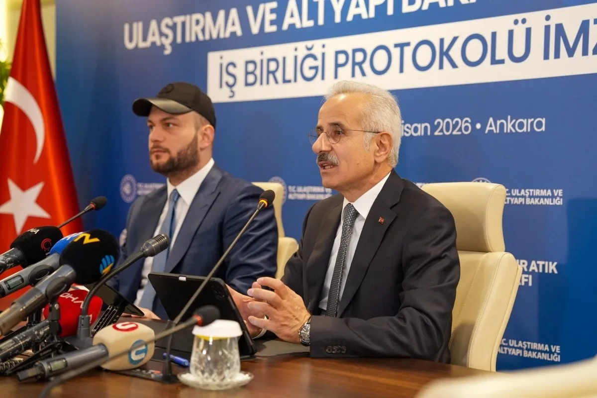 ulastirma-ve-altyapi-bakanligi-ile-sifir-atik-vakfi-arasinda-isbirligi-protokolu-imzalar-atildi-1777457916934.jpeg Ulaştırma ve Altyapı Bakanlığı ile Sıfır Atık Vakfı arasında işbirliği protokolü! İmzalar atıldı-4