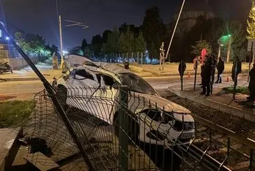 Trenle otomobil çarpıştı!