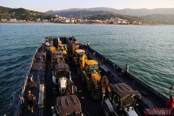 Türk bayraklarıyla karşılandı! İş makinelerini taşıyan Deniz Kuvvetleri Komutanlığı'na bağlı çıkarma gemisi Sinop'ta - 4