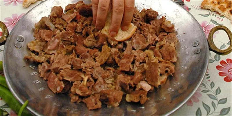 lokum-gibi-kavurmanin-sirlari-ortaya-cikti-45-yillik-ascinin-pisirme-teknikleri-1711136887828.jpg 45 Yıllık Aşçının Pişirme Teknikleri! Lokum Gibi Kavurmanın Sırları Ortaya Çıktı-5