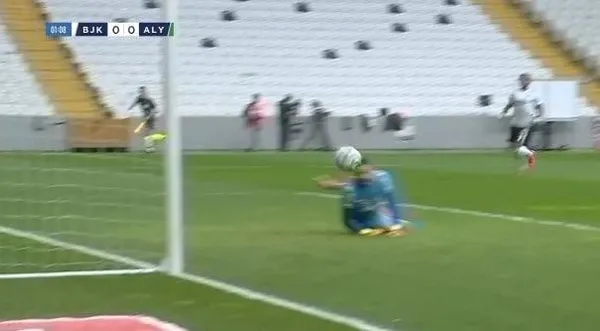 besiktas-alanyaspor-karsisinda-direklere-takildi-1617815574834.jpeg Beşiktaş, Alanyaspor karşısında ilk yarıda tam 3 kez direğe takıldı!-4