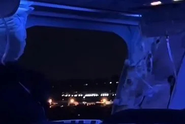 Yolcu uçağının kapısı patladı