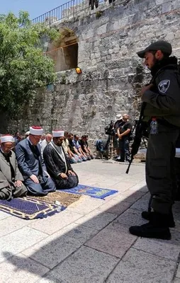 Silahların gölgesinde namaz!