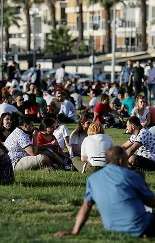 İzmir'de şoke eden görüntü: Kordonboyu'nda sosyal mesafe hiçe sayıldı vatandaşlar halay çekti!
