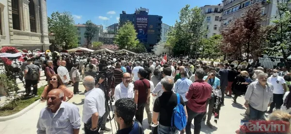 Cüneyt Arkın son yolculuğuna uğurlandı! Oğlu Murat Arkın babasına repliğiyle veda etti: Ağlamayın be, böyle insanlara ağıt değil destan yaraşır! - 21