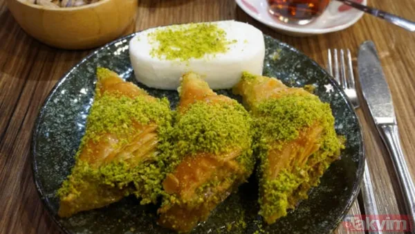 Şöbiyet: İçinde kaymak ve irmikli kremalı dolgu bulunan bir baklava çeşididir. Üçgen şeklinde katlanır, pişirildikten sonra şerbetlenir ve üzerine fıstık...