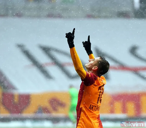 Şok Gol Galatasaraylı Oyuncuları Da Şoka Soktu. Galatasaray Şuursuz Baskıdan Pozisyon Üretemeyince Terim Onyekuru, Akbaba, Donk'u Oyuna Aldı. Terim'in Art Arda...