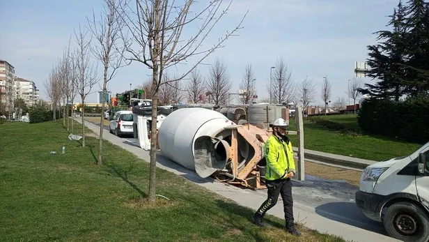 Son dakika: İstanbul'da facianın eşiğinden dönüldü! Beton mikseri yan yattı-3