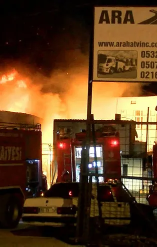 Ümraniye'de hurdalıktaki akaryakıt tankında yangın çıktı