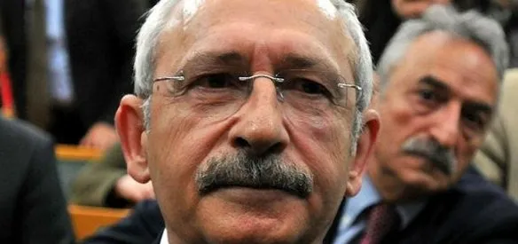 CHP Genel Başkanı Kemal Kılıçdaroğlu, TBMM grup salonuna girişi sırasında Orhan Övet isimli kişi tarafından yumruklu saldırıya uğradı