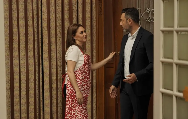 kizilcik-serbeti-dizisinde-soke-eden-cekim-hatasi-hic-kimsenin-fark-etmedigi-detay-ortaya-cikti-1712841949844.jpg Kimsenin fark etmediği detay! Kızılcık Şerbeti'nde akıl tutulması yaşatan çekim hatası-6