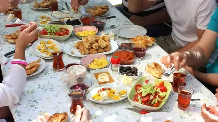 canan-karatayin-kahvalti-listesi-cikti-1-avuc-tuketmeden-gune-baslamiyor-1719385734090.jpeg