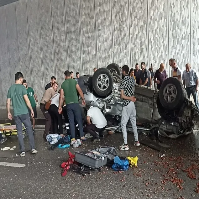 Karşı yöne geçen otomobil TIR’a çarptı