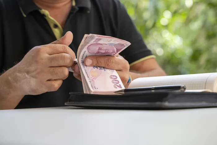 emekli-maasi-alana-9500-tl-ikramiye-gibi-odeme-onaylandi-7500-tl-ve-ustu-maas-alan-tum-emeklilere-yatacak-1700728659938.jpg Emekli maaşı alana 9.500 TL ikramiye gibi ödeme onaylandı: 7.500 TL ve üstü maaş alan tüm emeklilere yatacak!-3