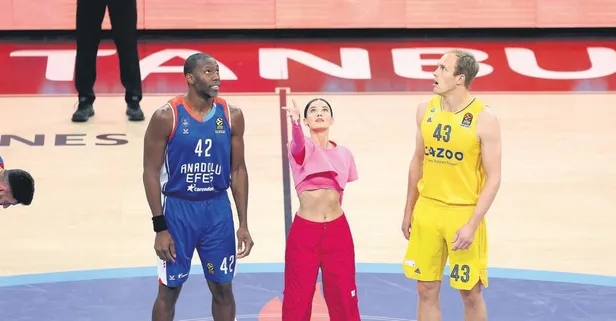 Meme kanserinde sembol haline gelen Pembe Top 9. kez saha indi! Hava atışını ünlü oyuncu Pınar Deniz gerçekleştirdi