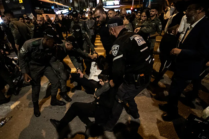 Ultra Ortodoks Yahudiler, İsrail'in zorunlu askerlik hizmetini protesto etti (AA)