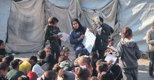 İsrail’in yıktığı okulların yerine Gazze’de çadır sınıflar kuruldu