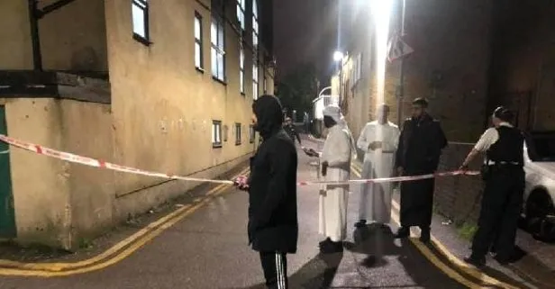 Londra’da saldırgan silahla camiye girmeye çalıştı!