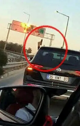 İzmir'de otomobille seyir halindeyken havaya ateş açan maganda yakalandı