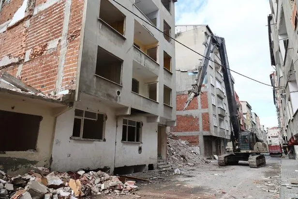 CHP’li İBB halkın canına kast etmeye devam ediyor! İBB AK Parti Meclis Üyesi'nden tepki: Acil yıkılması gereken 318 binaya hiçbir şey yapılmadı-14