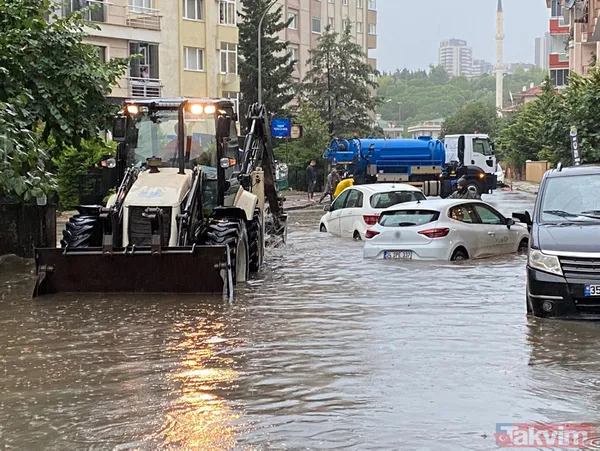 İstanbul'da şiddetli yağış! İETT otobüsünün içi ve metro durakları göle döndü... Ekrem İmamoğlu'na tepki yağıyor - 25