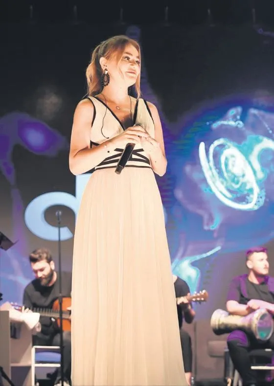 mikanosda-tatil-yapan-cagla-sikel-gitti-mekanda-ters-kose-oldu-1657396889140.jpeg Mikanos'da tatil yapan Çağla Şıkel gittiği mekanda ters köşe oldu-21