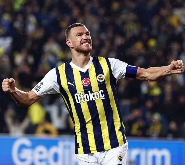 Bu görüntüler çok konuşuldu! Fenerbahçe'nin 9 numarası Dzeko'dan Galatasaray formasına imza - 7