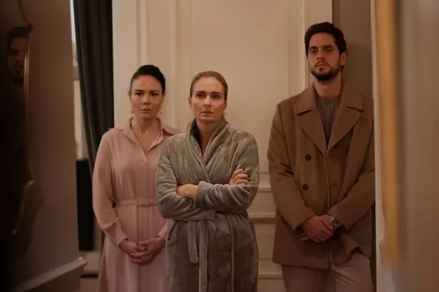 sakla-benide-flas-sahne-izleyicinin-ayaklari-yerden-kesildi-piliyi-pirtiyi-toplayip-gidiyor-1701609611733.jpeg Sakla Beni'de flaş sahne! İzleyicinin ayakları yerden kesildi! Pılıyı pırtıyı toplayıp gidiyor!-4