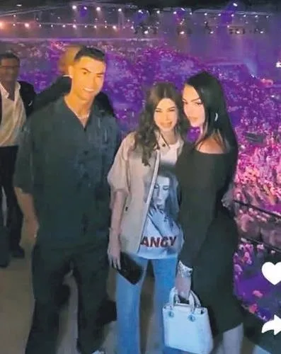 kriztiano-cristiano-ronaldo-ajrama-yan-gozle-bakti-sevgilisi-trip-yapti-1698880882291.jpeg