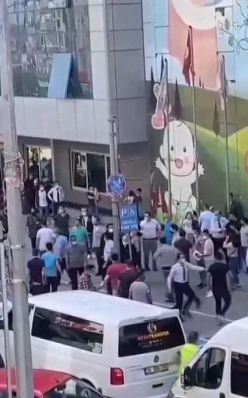 istanbulda-taksicilerin-yolcu-kavgasi-bolgemizden-musteri-alamazsin-1620110891814.jpg İstanbul'da taksicilerin yolcu kavgası: Bölgemizden müşteri alamazsın-5