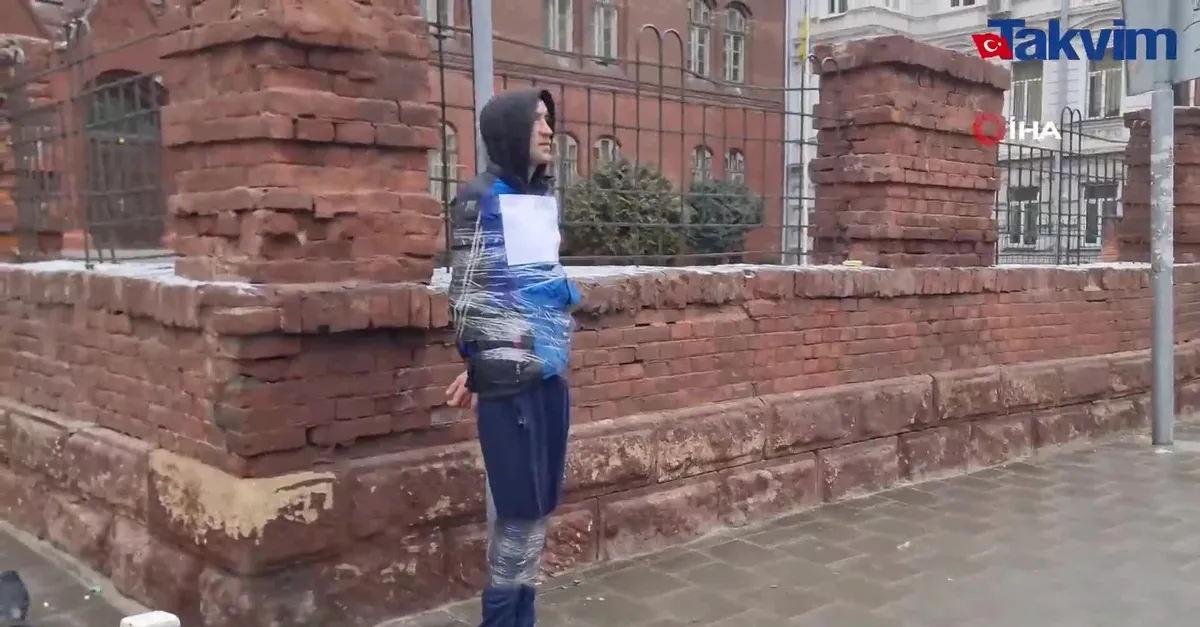 Lviv'de casus şüphelisi direğe bağlandı