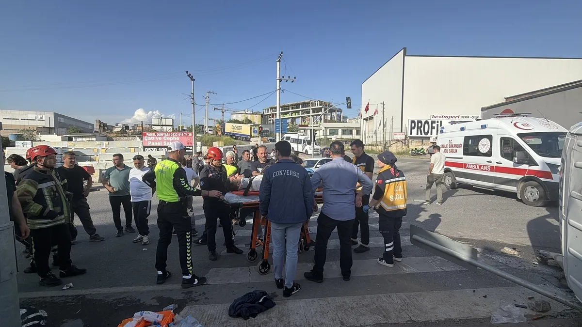 1778539370144.jpeg Kocaeli Çayırova'da servis tırla çarpıştı: Ağır yaralı işçiden acı haber geldi!-4