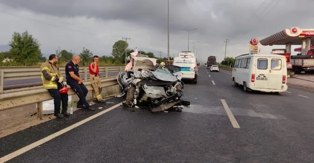 Otomobil sürücüsü tıra böyle çarptı: 1 kişi öldü, 3 kişi yaralandı