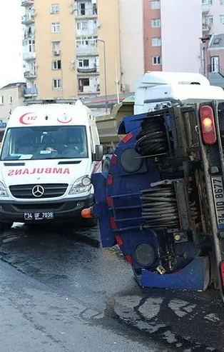Son dakika: İstanbul Beyoğlu'da temizlik kamyonu devrildi: 2 yaralı