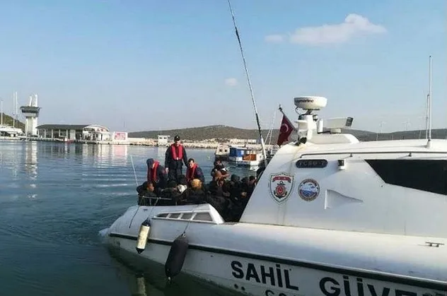 İzmir Urla açıklarında 60 kaçak göçmen yakalandı