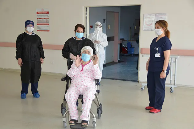 77 yaşındaki koronavirüs hastası iyileşti!