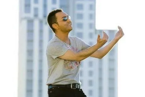 camdaki-kiz-sedat-bakin-gercekte-ne-is-yapiyormus-feyyaz-serifoglu2nun-meslegi-sevenlerini-soke-etti-1667847604701.jpg Feyyaz Şerifoğlu'nun mesleği sevenlerini şoke etti... Camdaki Kız Sedat bakın gerçekte ne iş yapıyormuş!-6